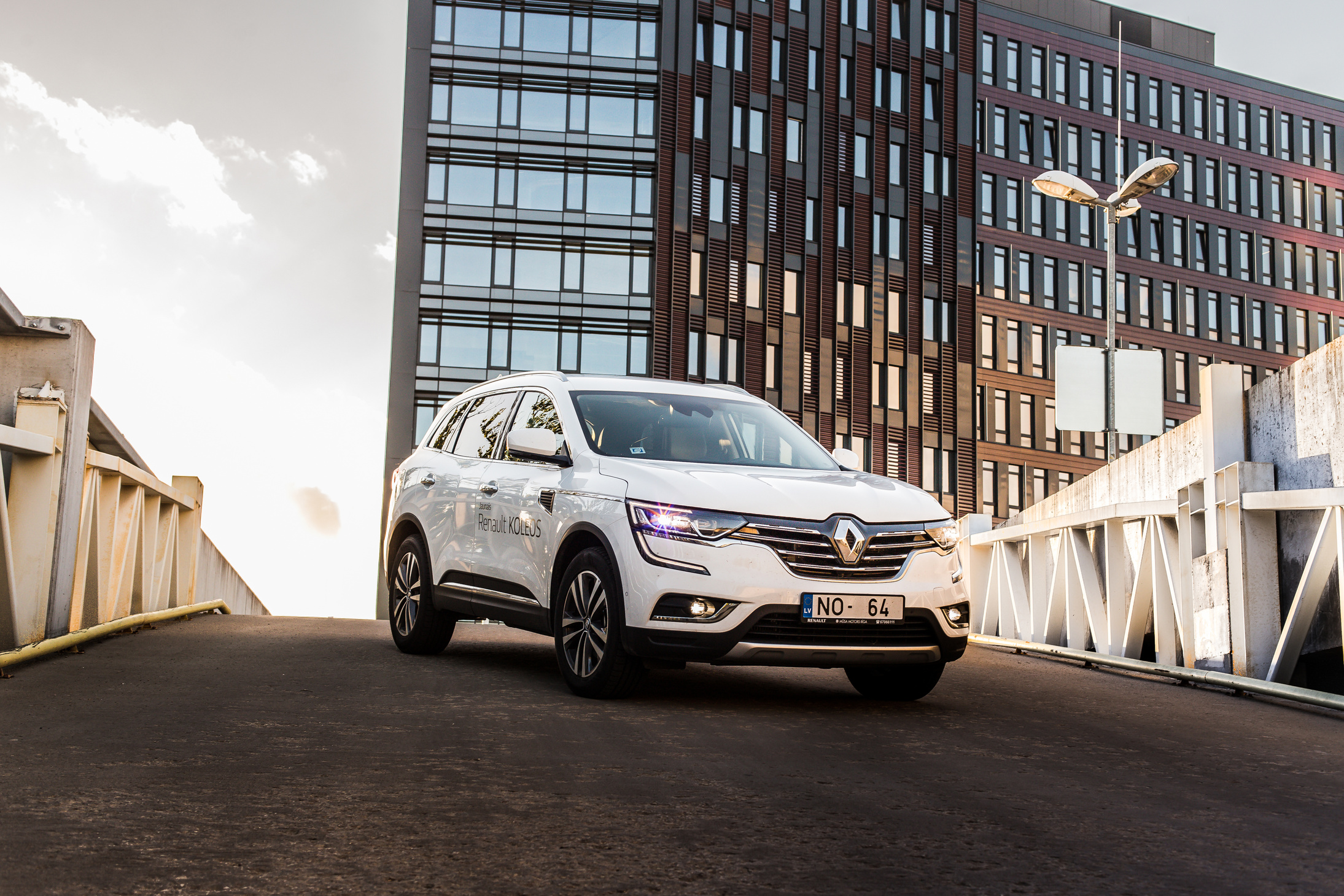 White Renault Megane 5-door Hatchback 